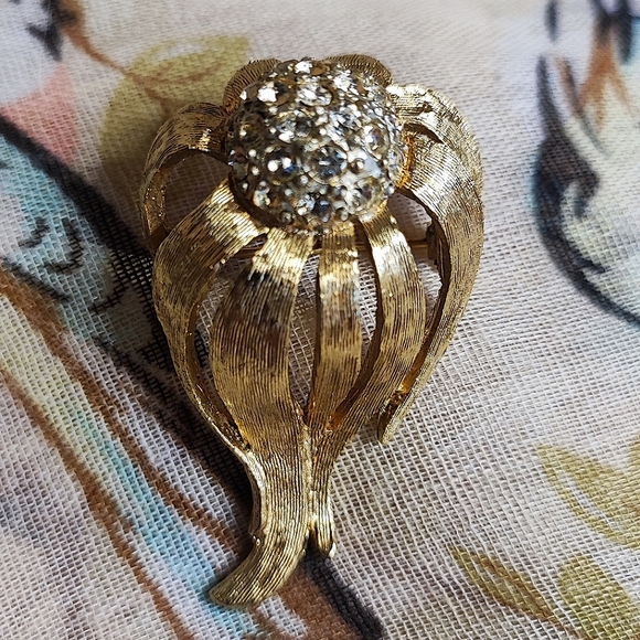 Gold Tone Plated Textured Rhinestone Flower Unsigned Unisex Vintage Brooch Pin - Picture 3 of 11